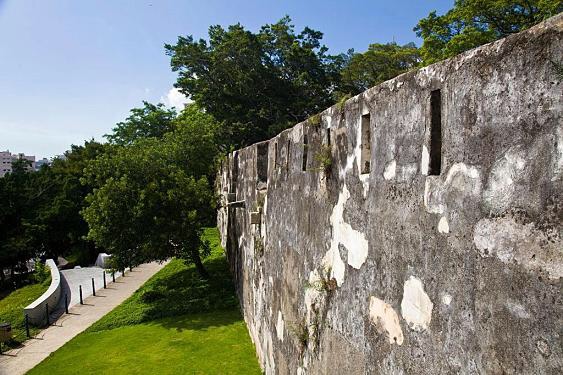 这里是澳门唯一的城墙遗址有历史的味道,这个毫不起眼的城墙,已经正在