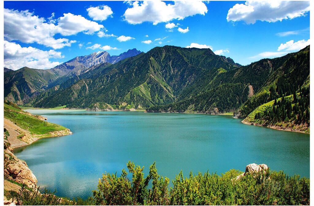 新疆库车天山深处,有两个高山湖泊,俗称为大龙池,小龙池.