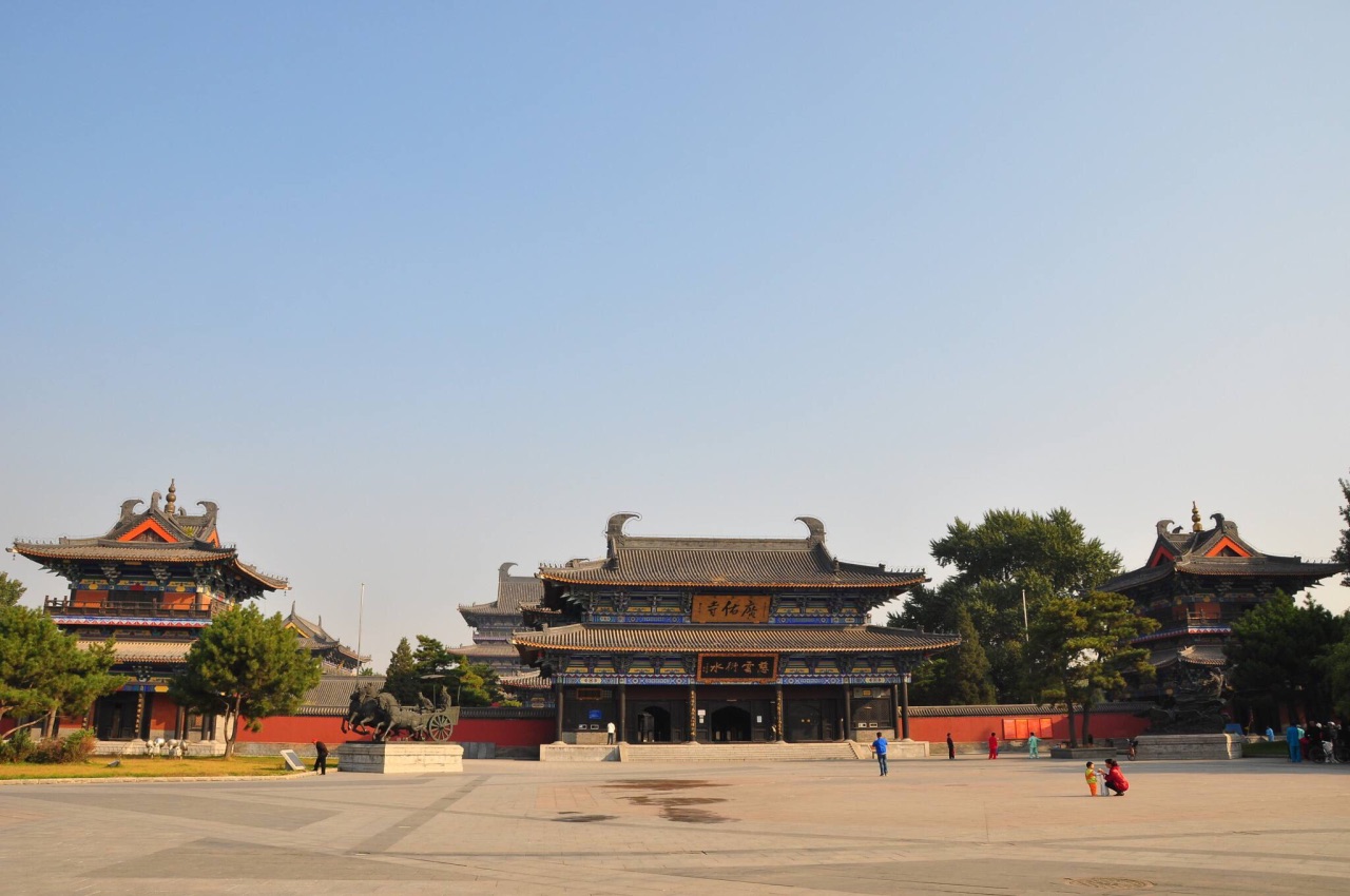 广佑寺位西临白塔,东与古城护城河相融,依次为牌楼,山门,天王殿,大雄