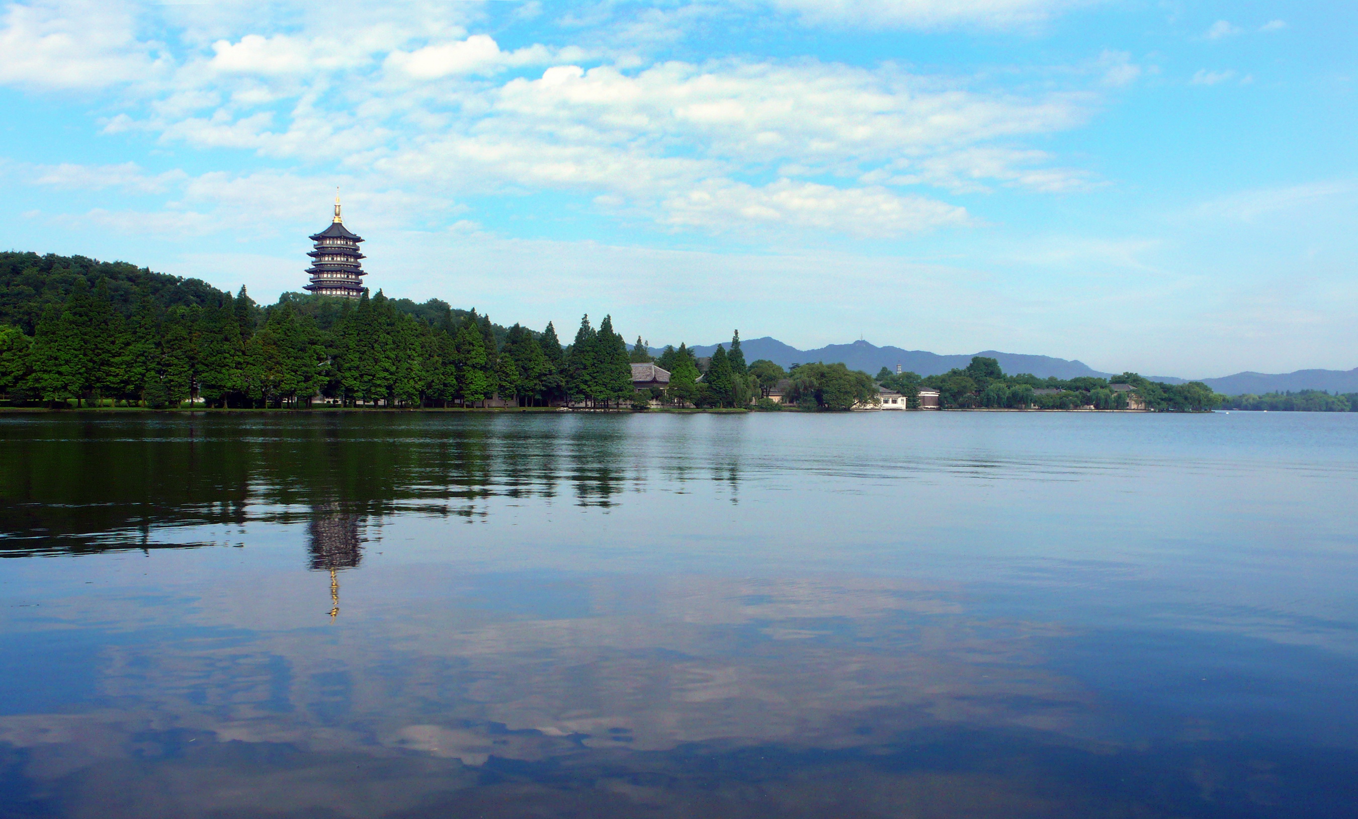 【攜程攻略】杭州西湖景點,西湖位於杭州市西面,三面環山,一水抱城,被