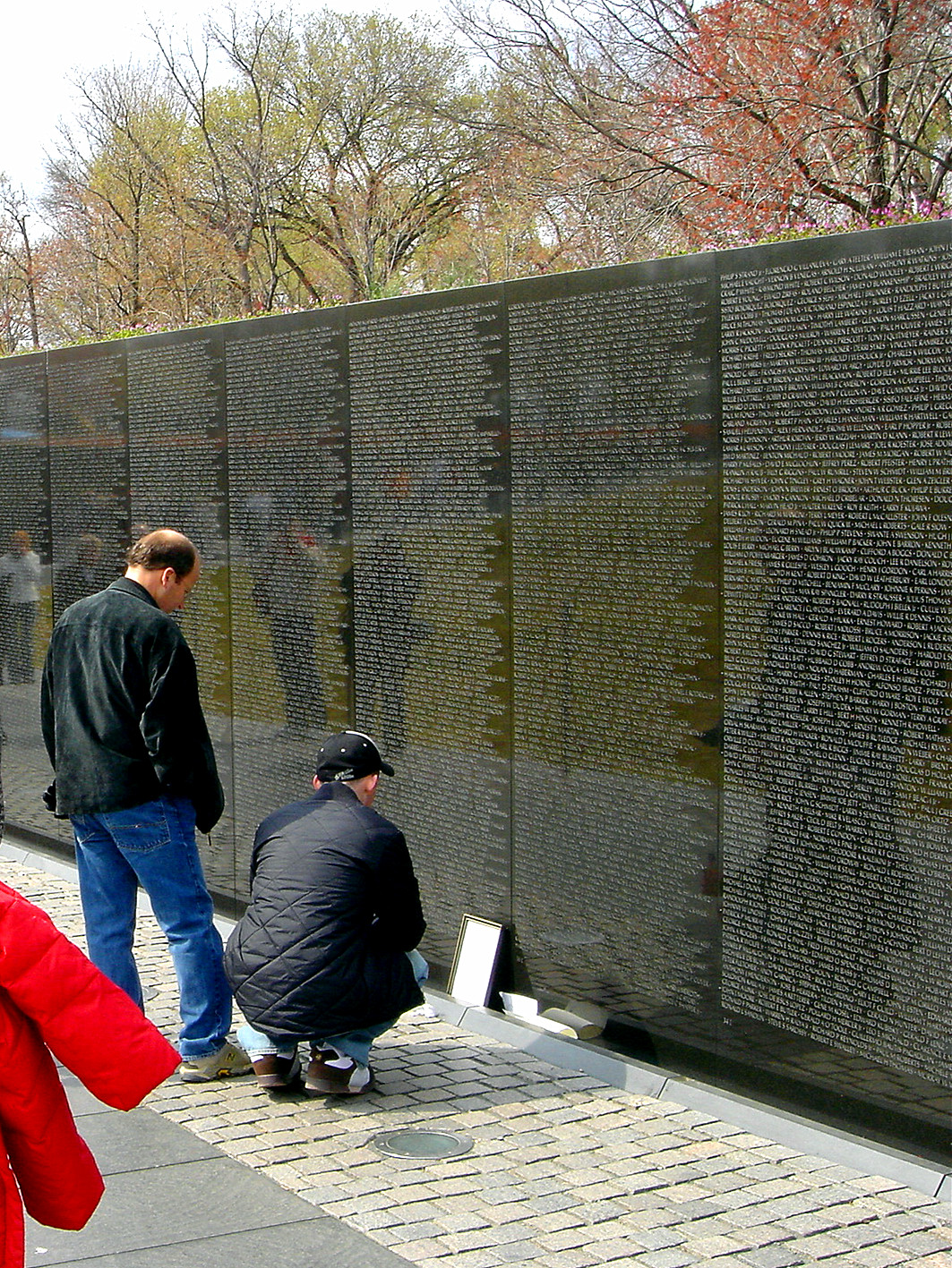 v字型碑体构成,用于纪念越战时期服役于越南期间战死的美国士兵和将官