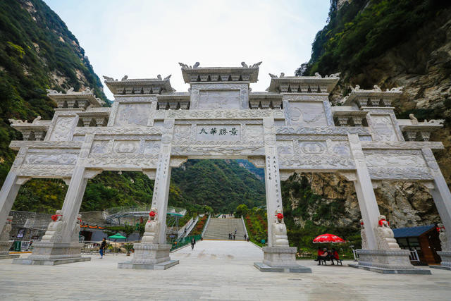 自古华山一条路 感受山巅云翻滚