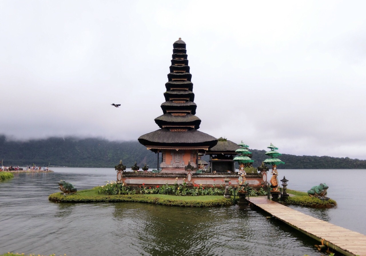 海布拉湖水里的神庙图片