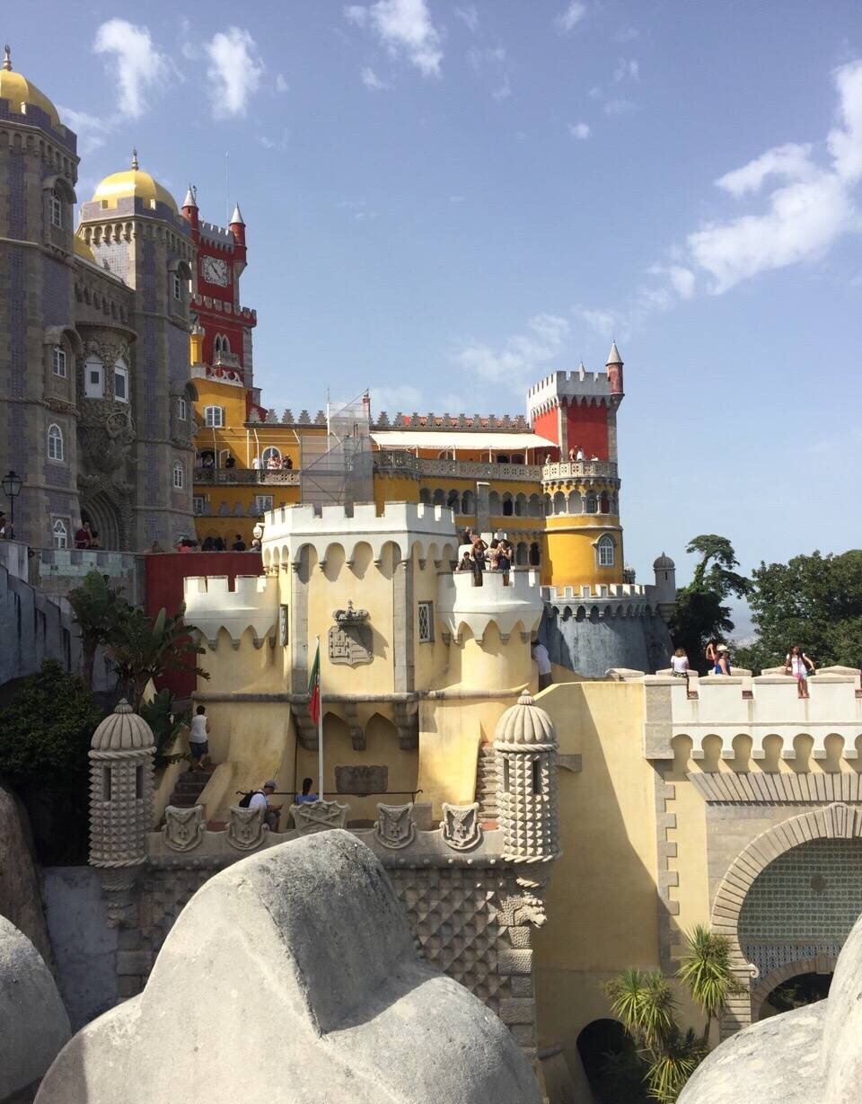 皇宫和城堡星罗棋布(皇宫有好几座,最有名的有辛特拉宫,佩纳宫,各式