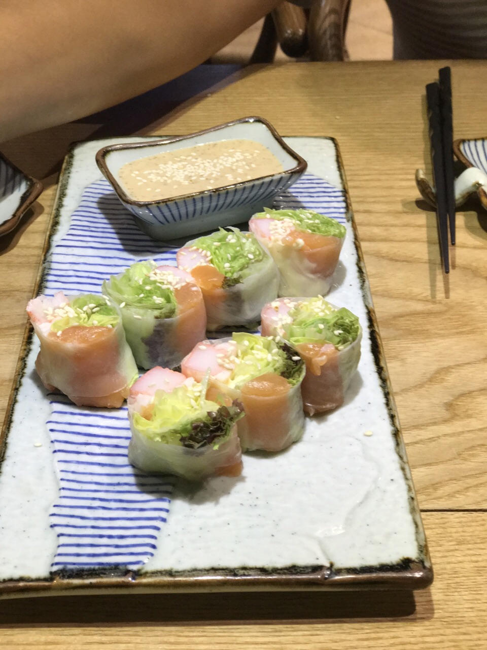 他家的生鱼片挺不错的,三文鱼很厚,北极贝也好吃.