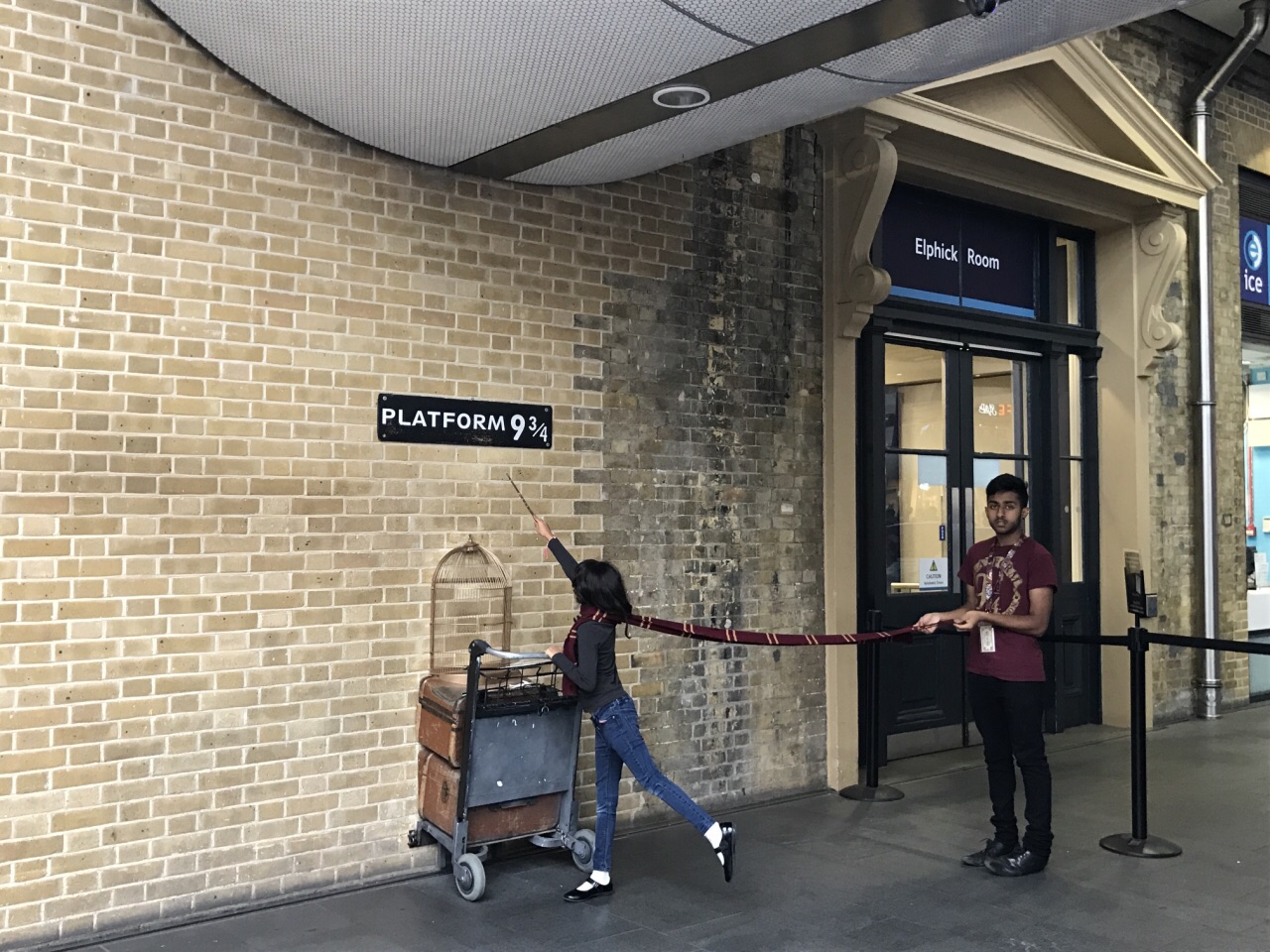 就需要站在队伍里等着,大家依次去摆个造型,旁边工作人员会把哈利波特