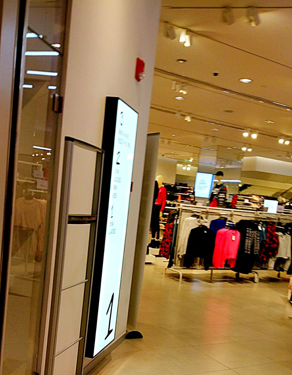 
这一家是hm位于光启城时尚购物中心的门店.