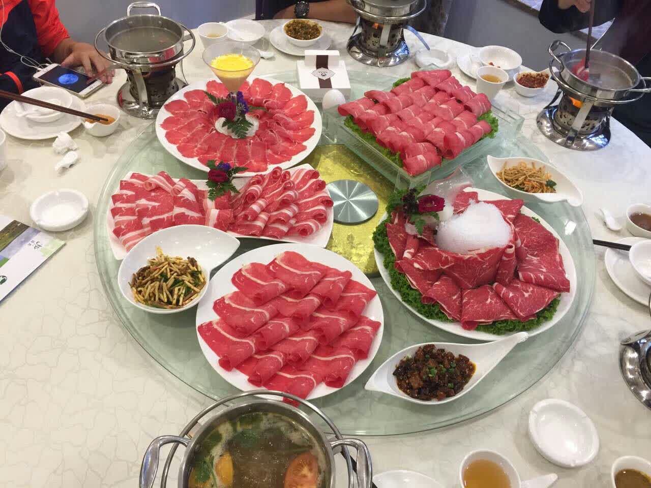 环境不错,关键是牛肉好吃,服务也好,沾水调料品种多,牛肉涮出来比较嫩