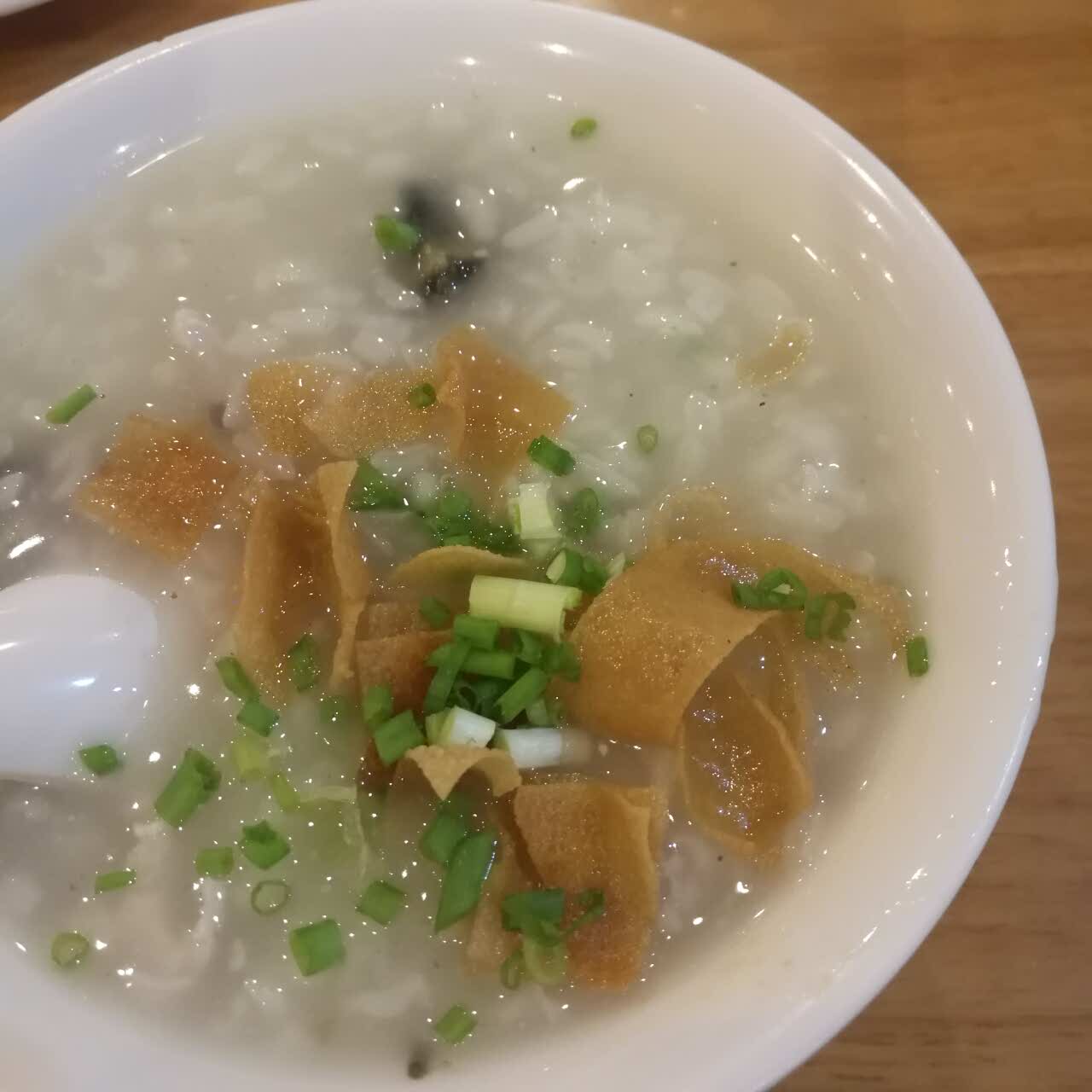 田園蔬菜粥不好喝 家常餅不好吃 皮蛋瘦肉粥超讚 雙椒燜面有點涼了