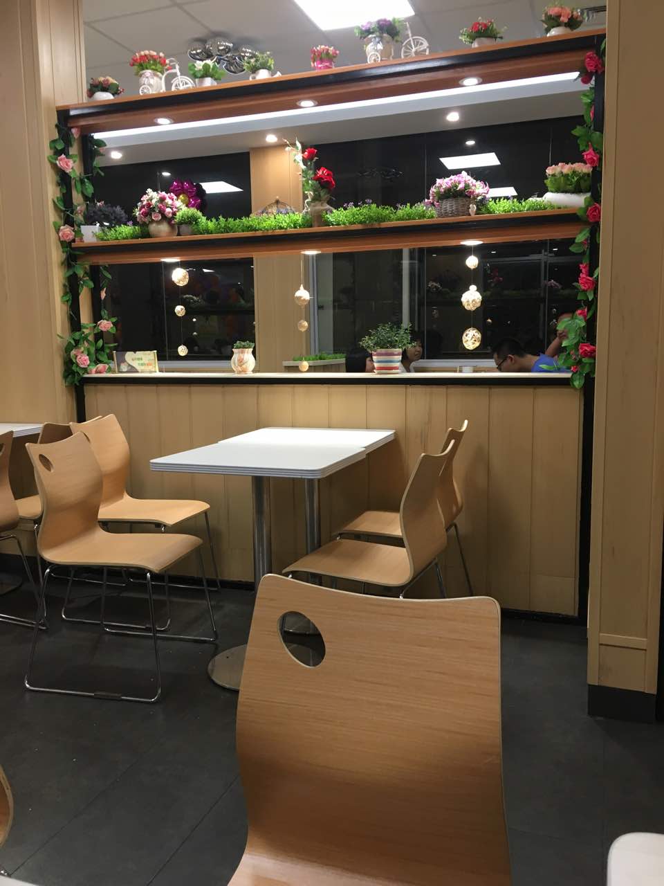 新装修之后的华莱士感觉跟不错,薯条炸的很软糯,孩子每次来必点,三个