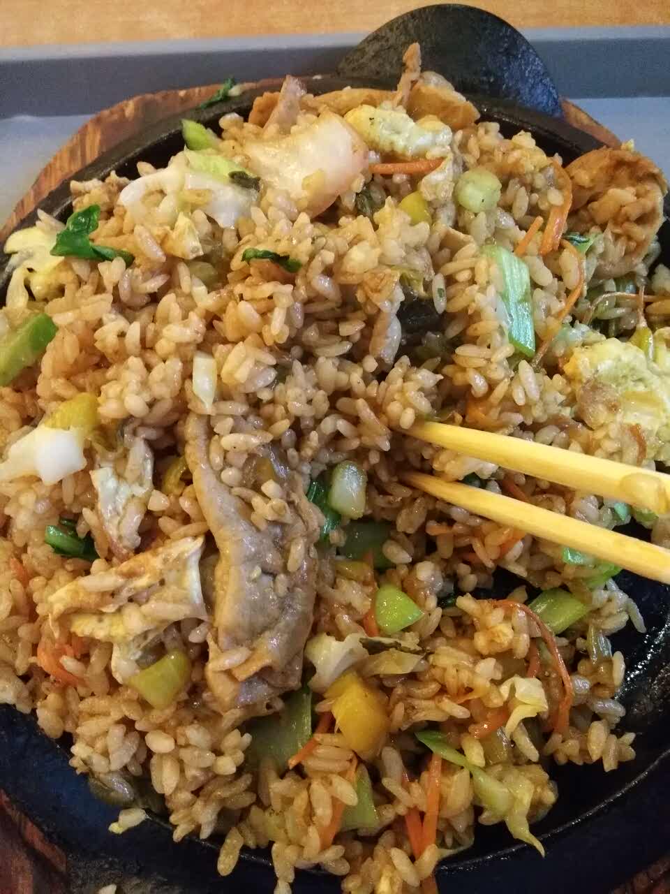 一份酸菜肥牛炒饭,超大份,15元,划算,充100还送10元,适合这里的上班族