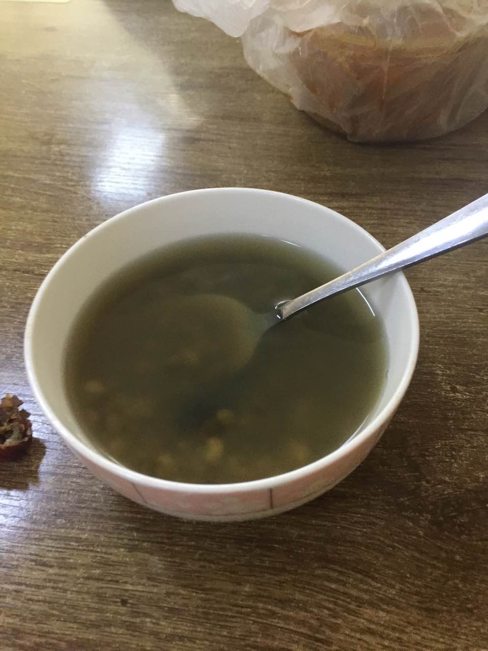 绿豆汤五块钱一碗,有三颗红枣,小碗麦虾面13元