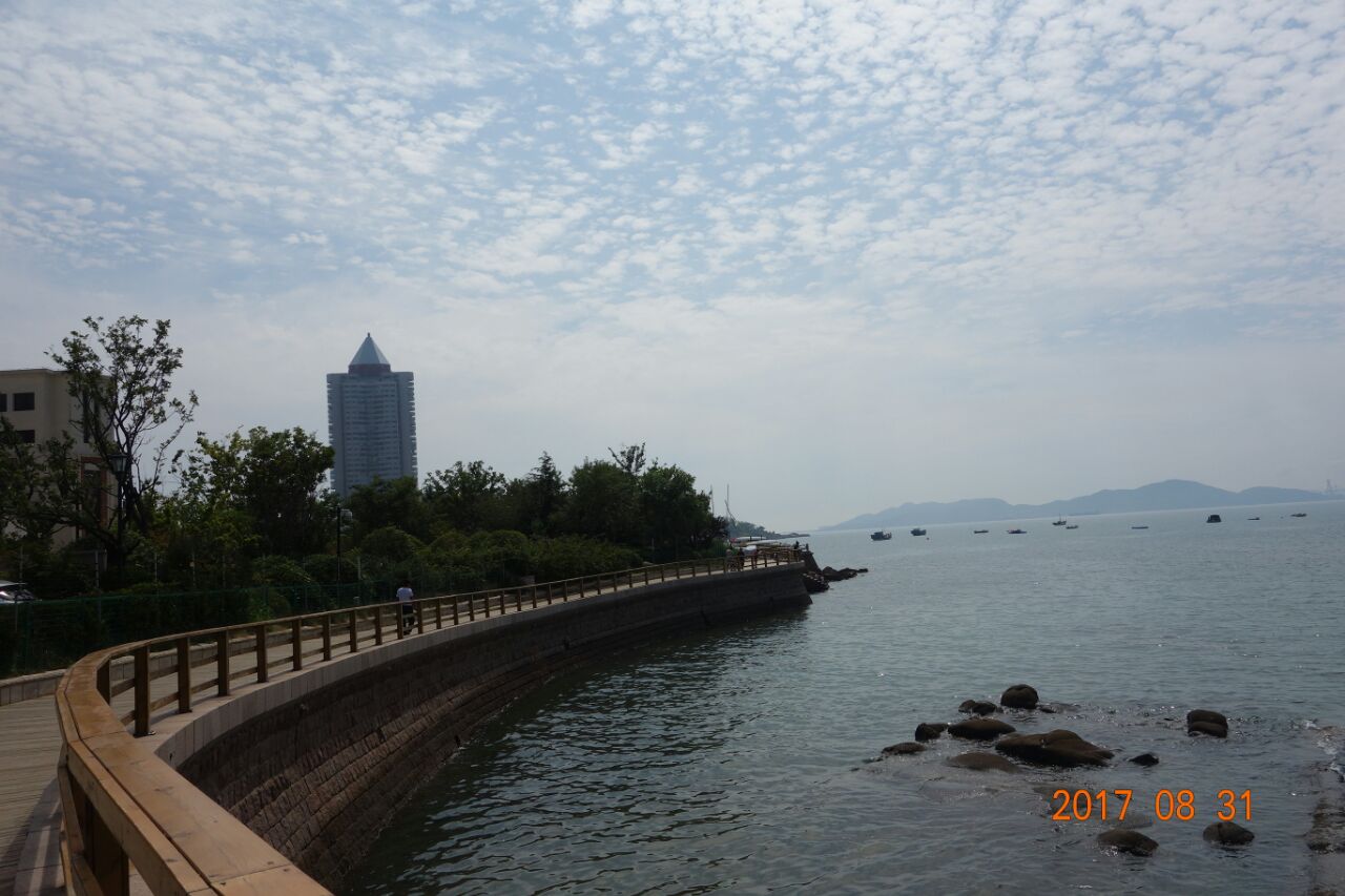 青島海濱風景區範圍很廣,從棧橋附近沿海岸線有魯迅公園,水族館,匯泉