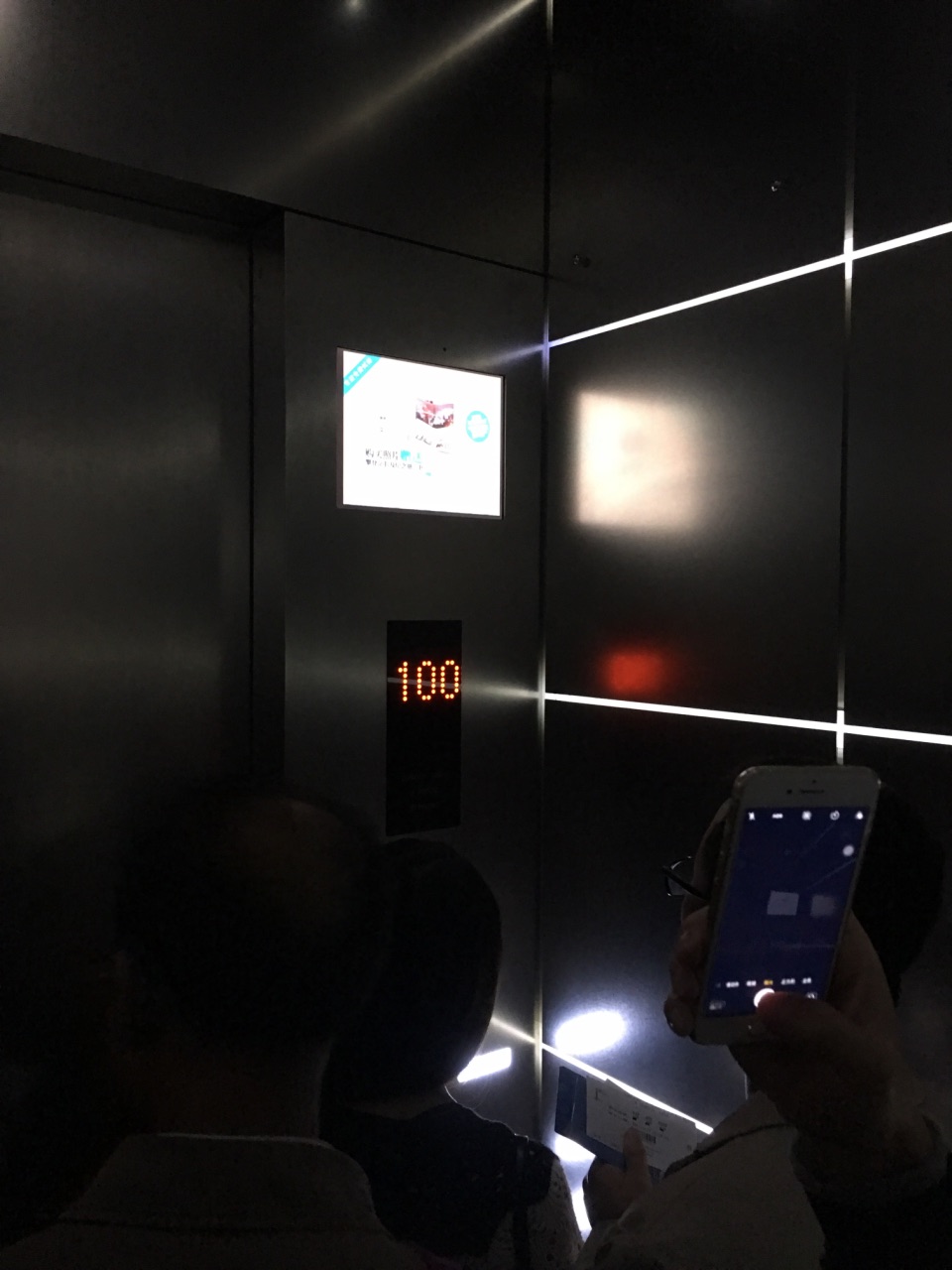 玻璃电梯夜景图片