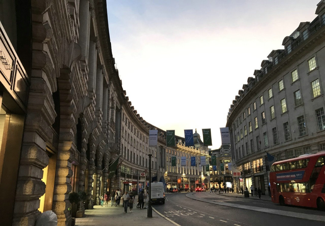 牛津街可是当地比较繁华的街道之一而且到这里穿梭的有非常多的有名的