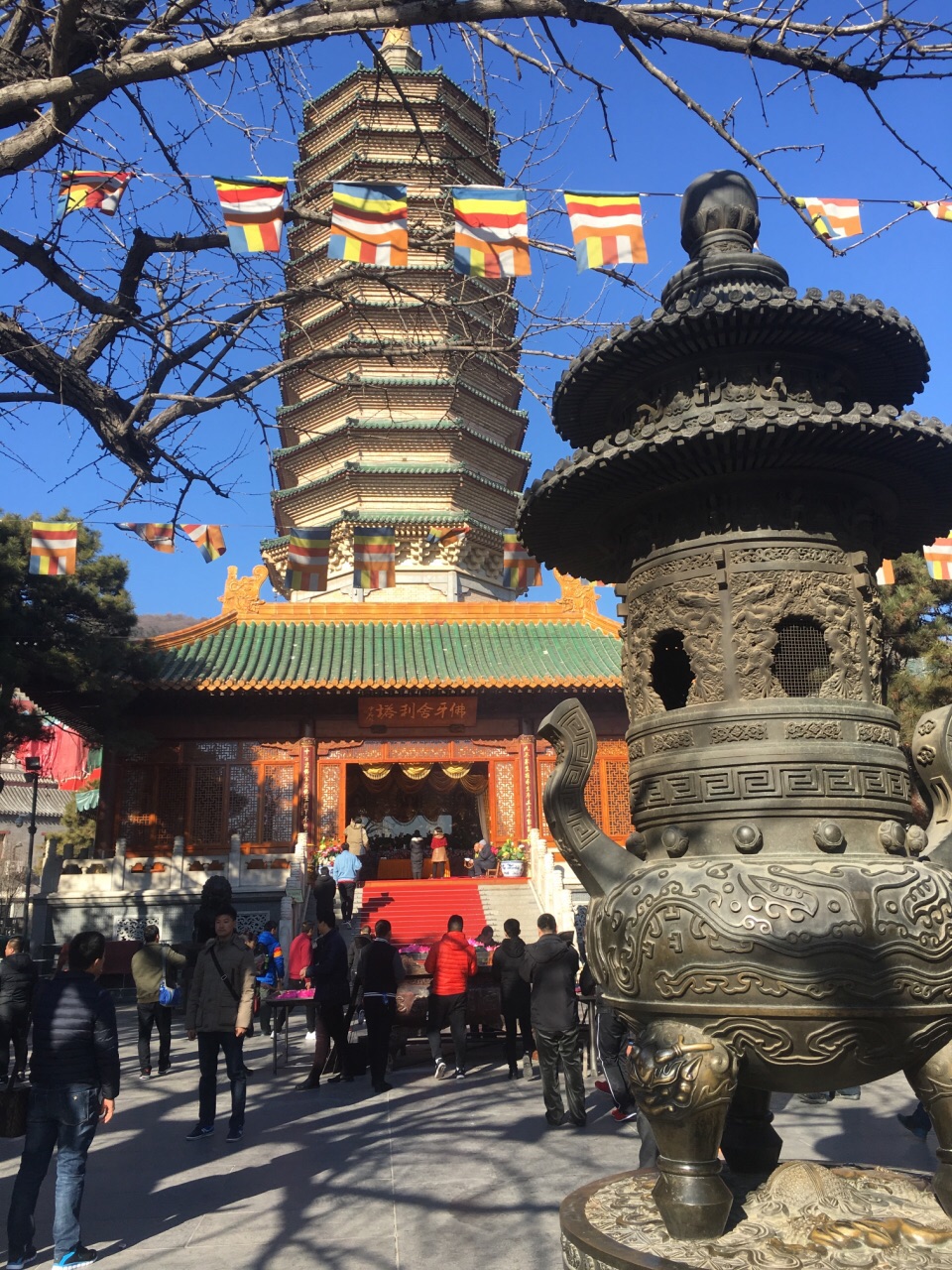 北京冬天难得的好天气,带上父母到八大处灵光寺遛遛弯儿,拜佛祈福