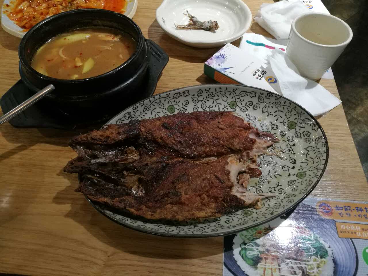 上菜慢不说了,鱼糊成这个样子,不如自己做的,汤碗小得可怜喊人半天不