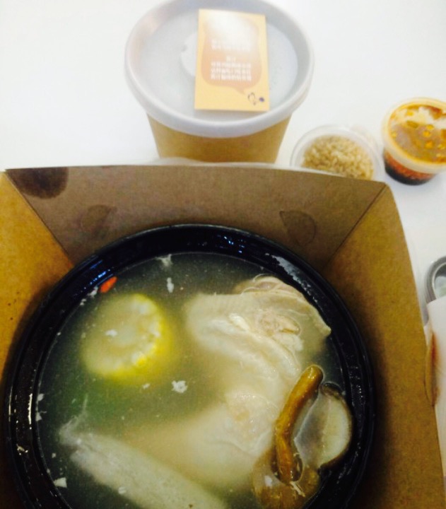 加班叫了外卖,有特价,这个套餐包含鸡汤泡饭和鸭胸色拉,只有31块多一