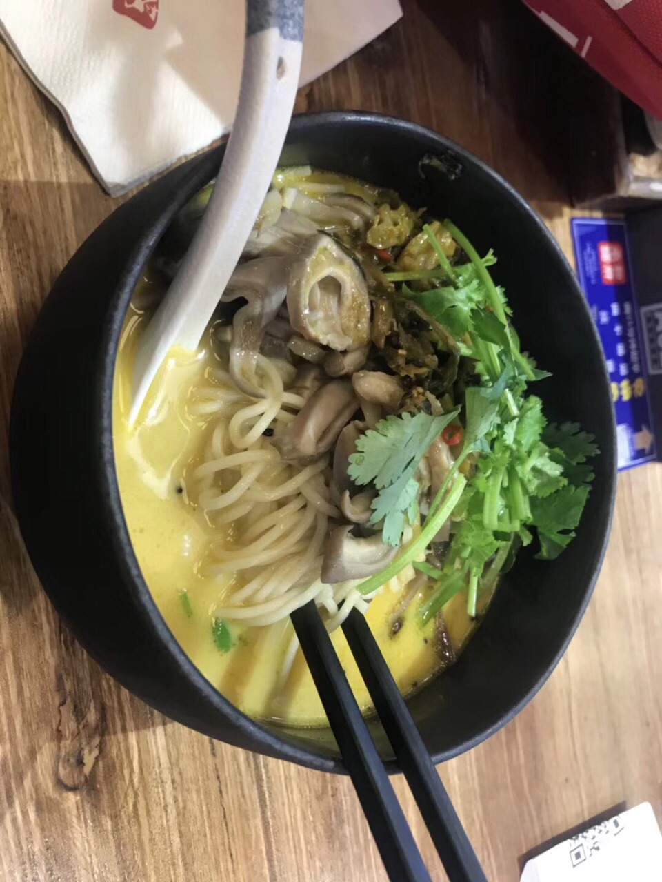 点了一份酸菜猪肚面,量蛮大的,味道还行吧