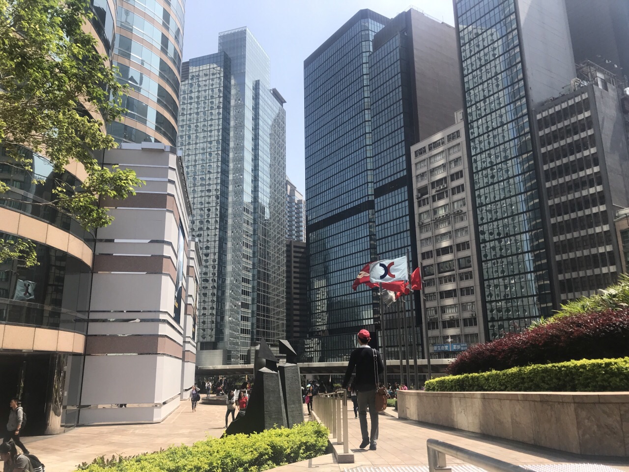 交易广场地块本身也是填海出来的,因此在局促楼房布置的中环还是显得