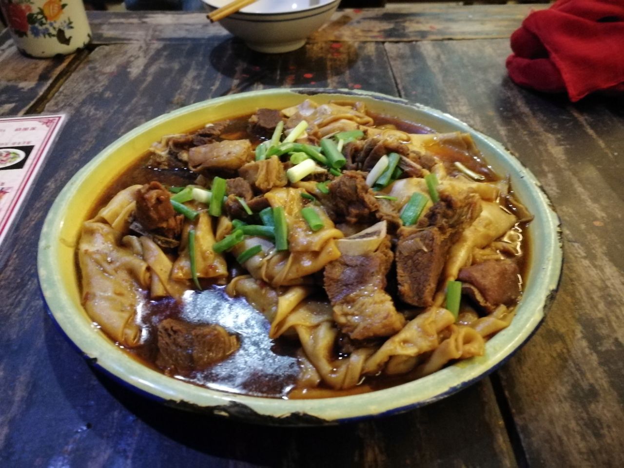 放在木桌上的一碗陕西西安美食羊肉泡馍照片摄影图片_ID:427523485-Veer图库