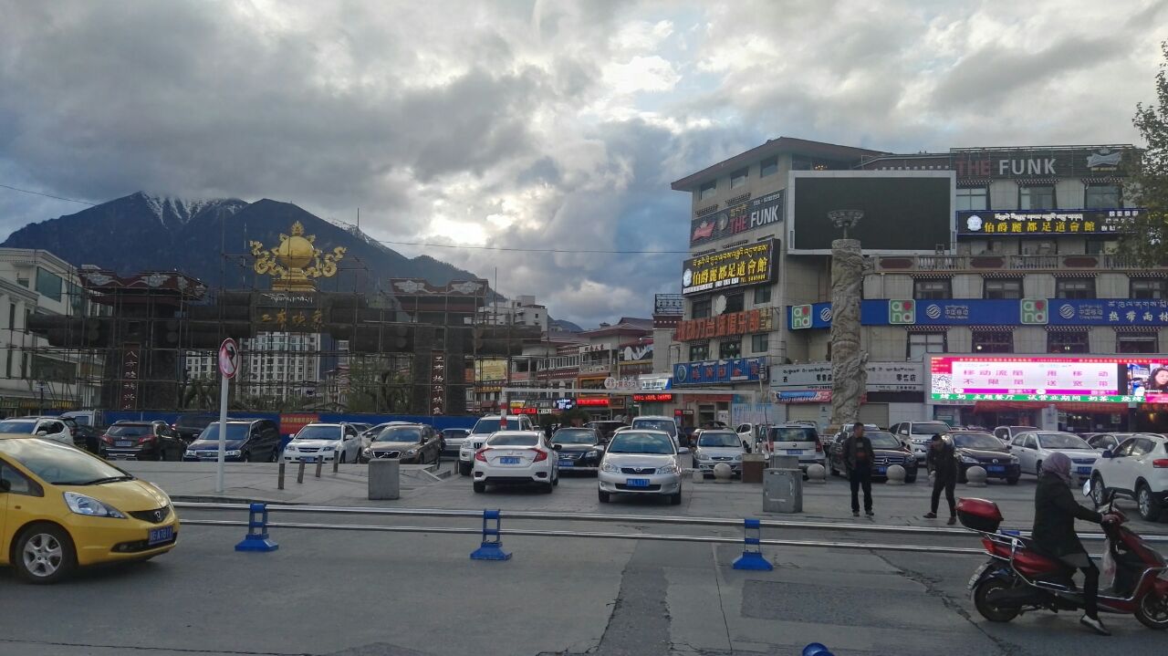 林芝也就是八一镇的夜景还是挺漂亮的因为不是旺季街上人不多市中心还