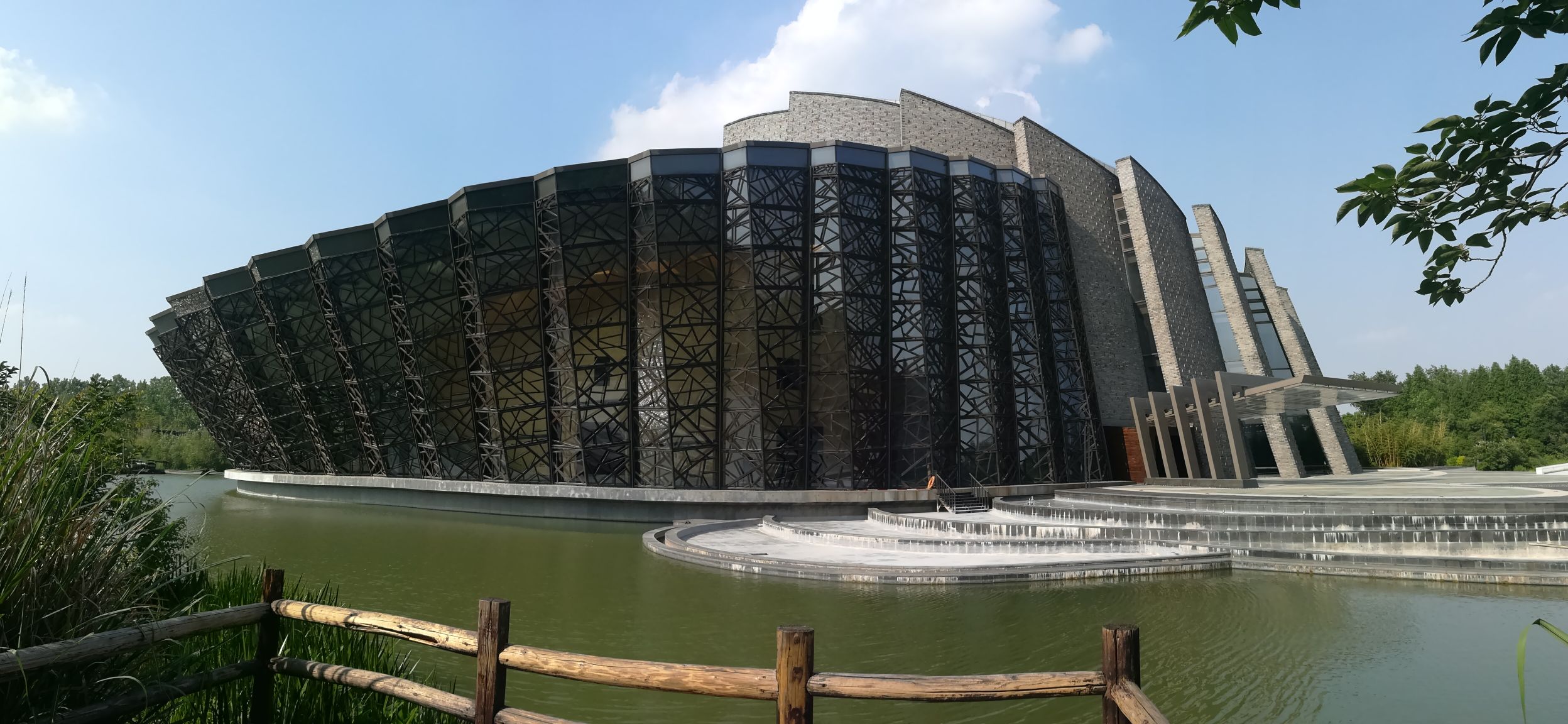 又一最美建筑之杨丽萍大剧院，宛如一件精美的艺术品