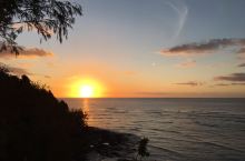 夏天的海岛落日 海岛落日的延时摄影，拿着三脚架在草丛中坚持了好久，拍下的20多秒 这个视角的落日也是