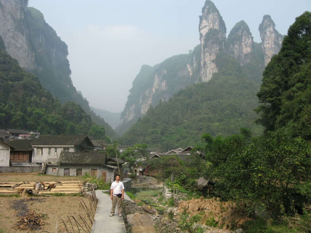 德夯苗寨，苗语意为“美丽的峡谷”，位于湖南吉首市西部