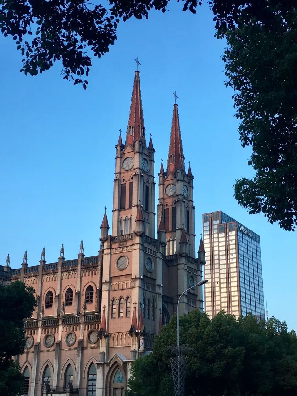 宁波药行街天主堂即药行街圣母升天堂位于中国浙江省宁波市市中心天一