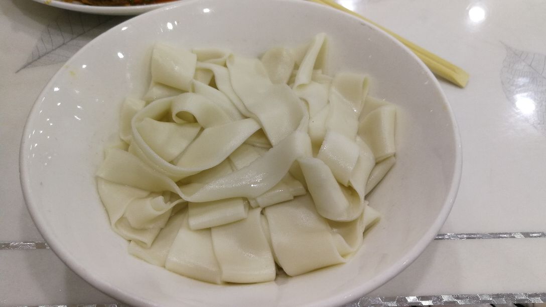 还是经典的炒羊肉片拌白皮面,味道深有好吃,白皮面筋道.