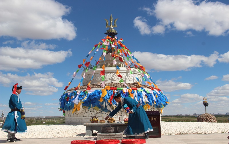 1-Day Ejin Horo Banner Tour: The historical grandeur of Genghis Khan Mausoleum, the natural charm of Ordos Cultural Industry Park