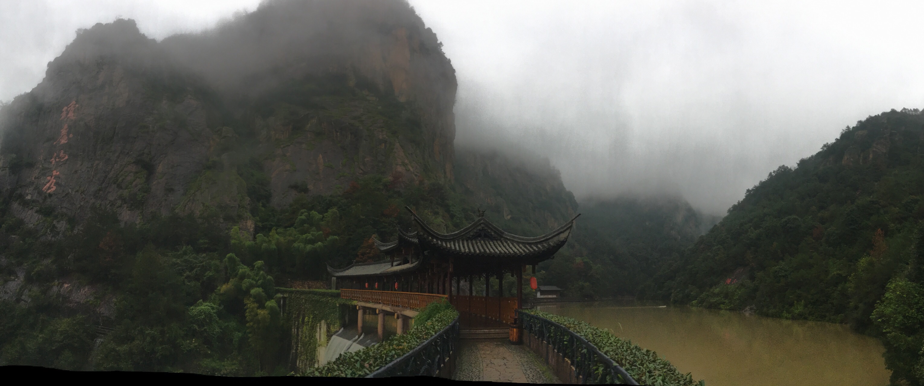 天台山风景区按石梁景区的门票介绍来看,包括国清寺,石梁飞瀑,琼台仙