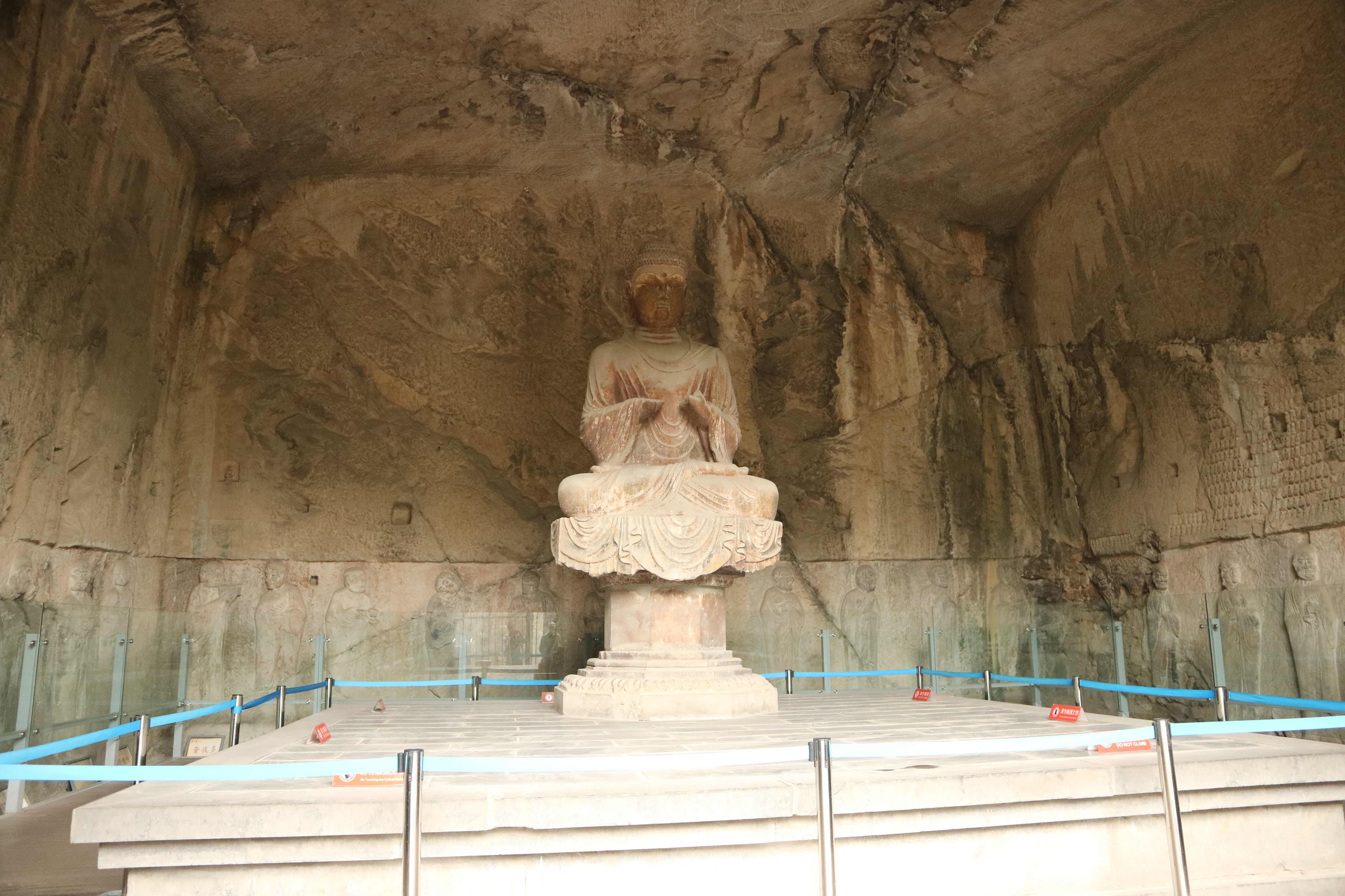 站在东山石窟可以远眺卢舍那大佛