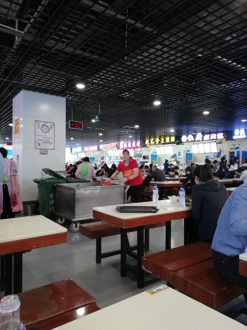 2022快餐美食城(欧亚卖场店)美食餐厅,就是服务员都超级多的,这里.