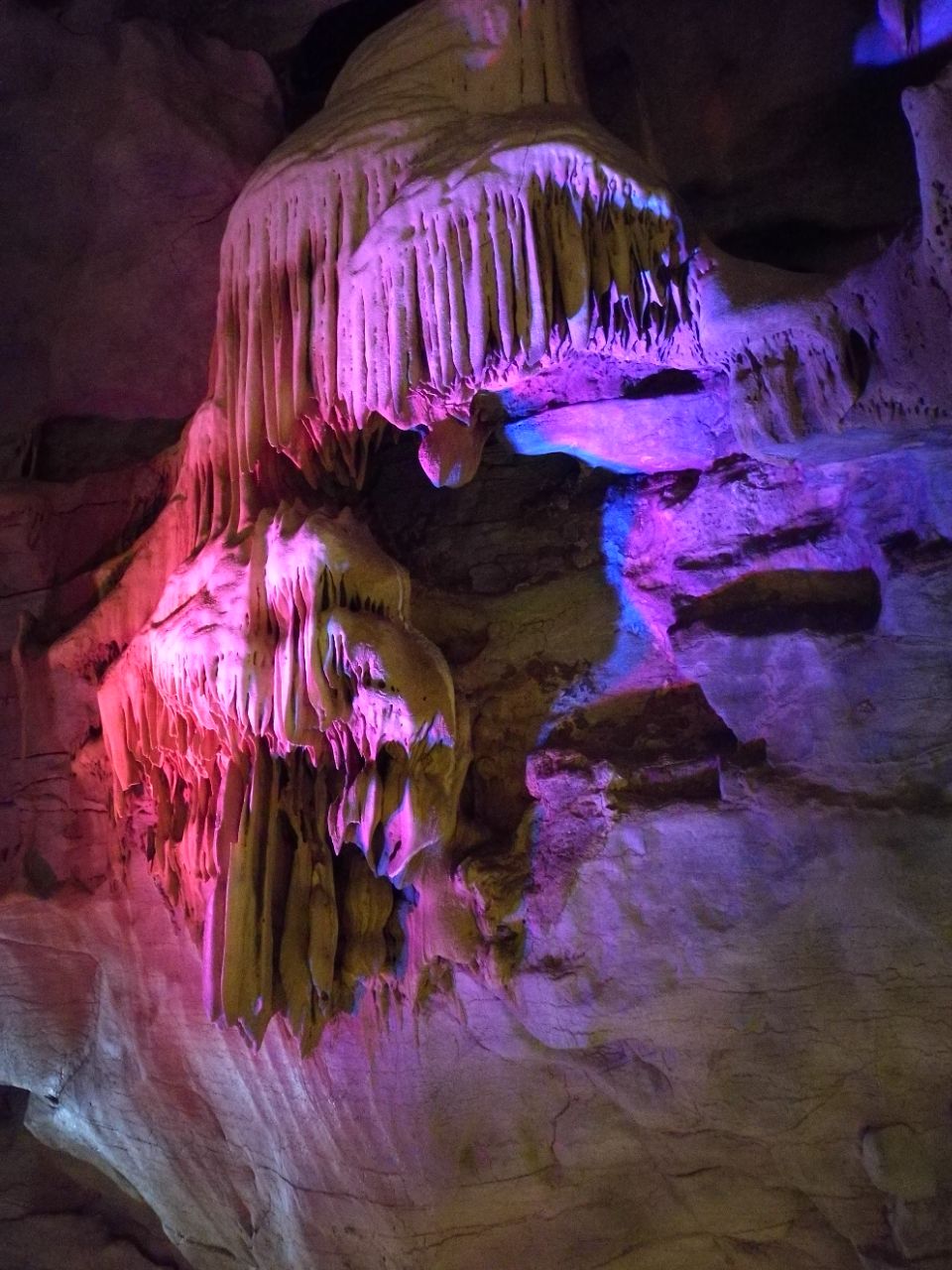 作为景点来说及格吧跟其他地方的溶洞差不多大同小异主要靠灯光没看过