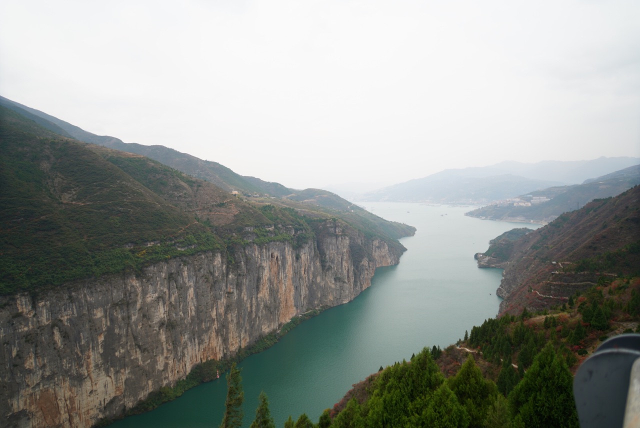 瞿塘峽是三峽中最短的都又是最險的峽兩岸如刀削般巖壁高聳長江在懸崖