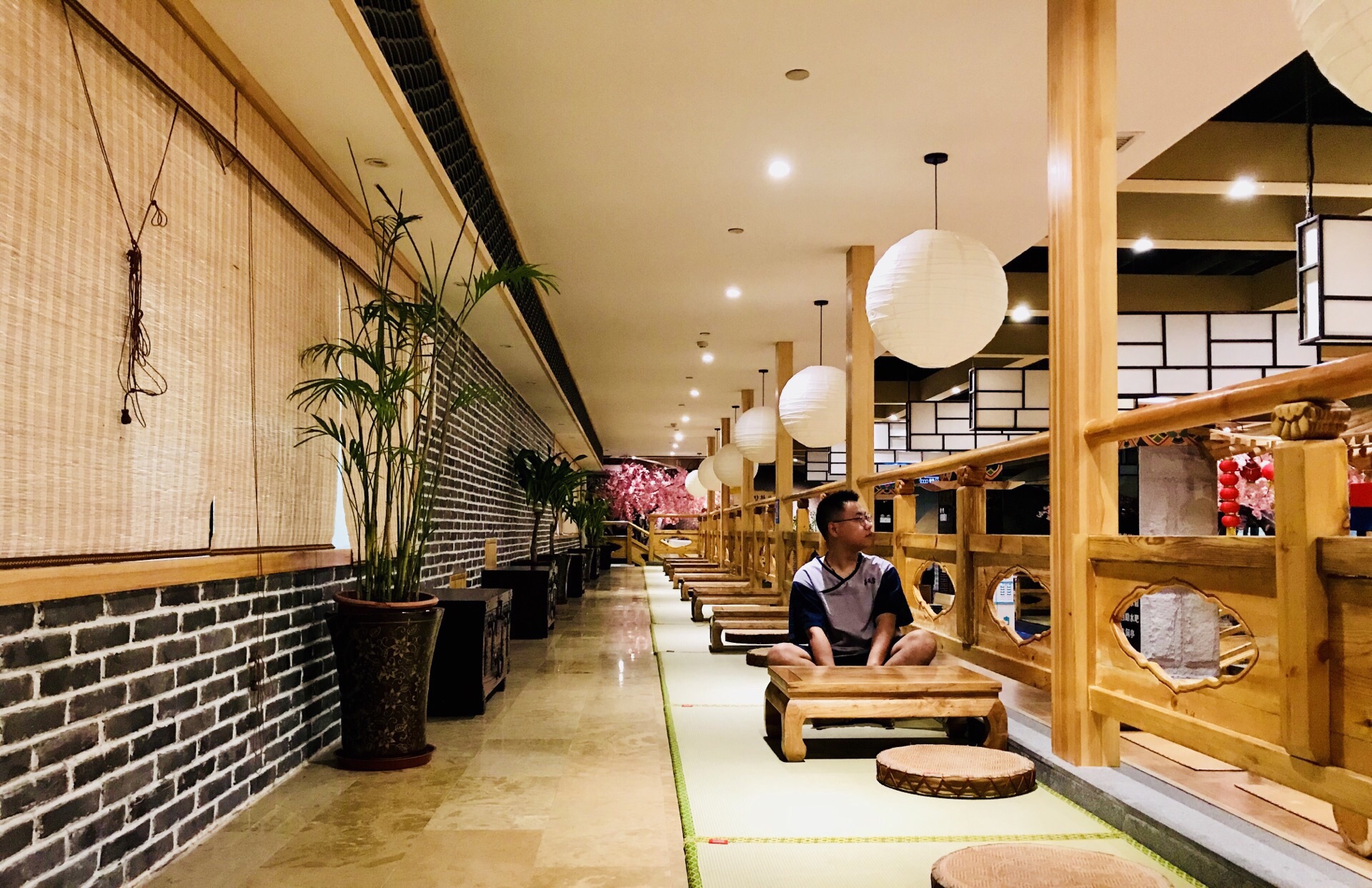 城后面,这里普通的洗浴很便宜,过夜也只多加20块钱,现在天冷了,里面