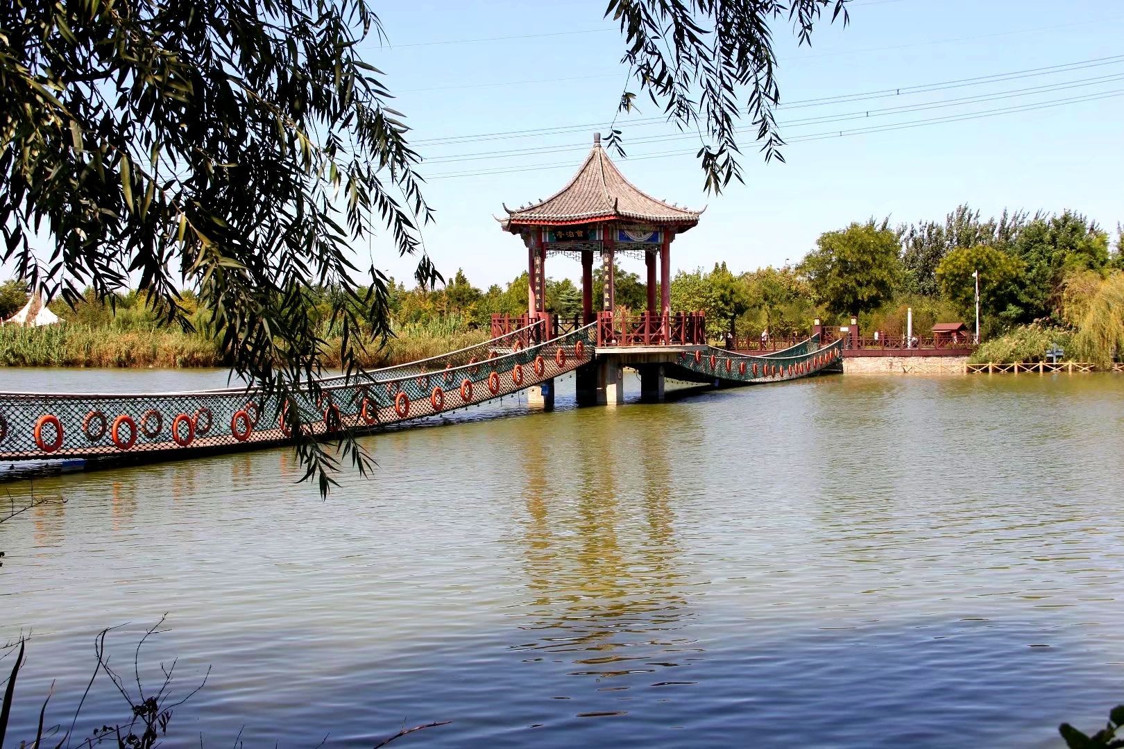 红莲湖美景图片
