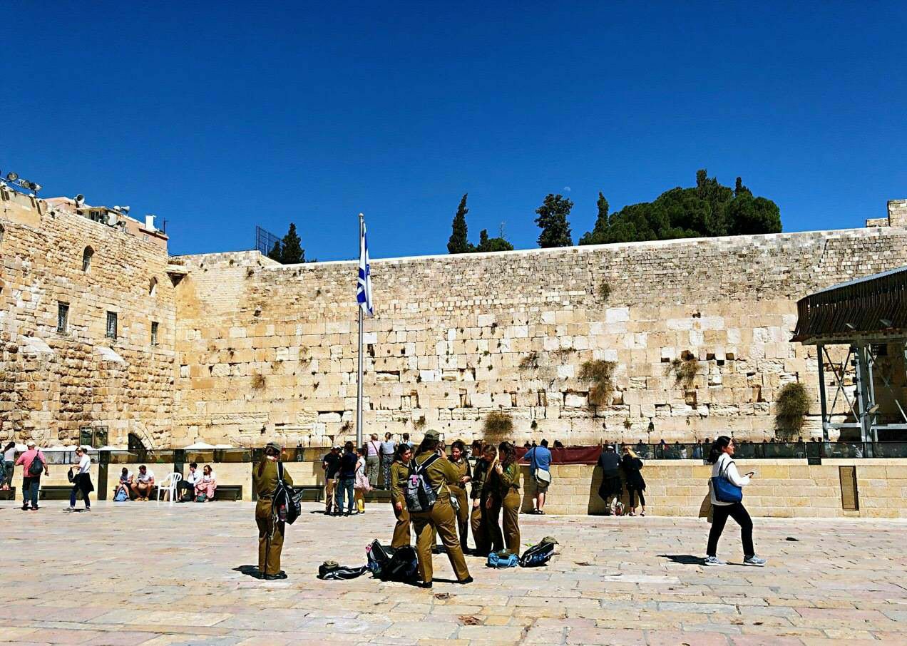 哭墙又名西墙,是耶路撒冷旧城古代犹太国第二圣殿护墙的一段,也是第二
