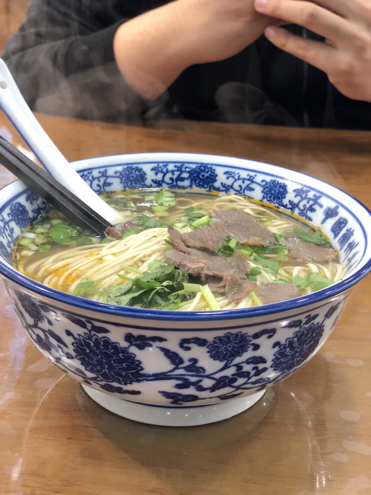 来正宗兰州拉面当然先来个必点的兰州拉面啦够大碗口味很地道牛肉量也