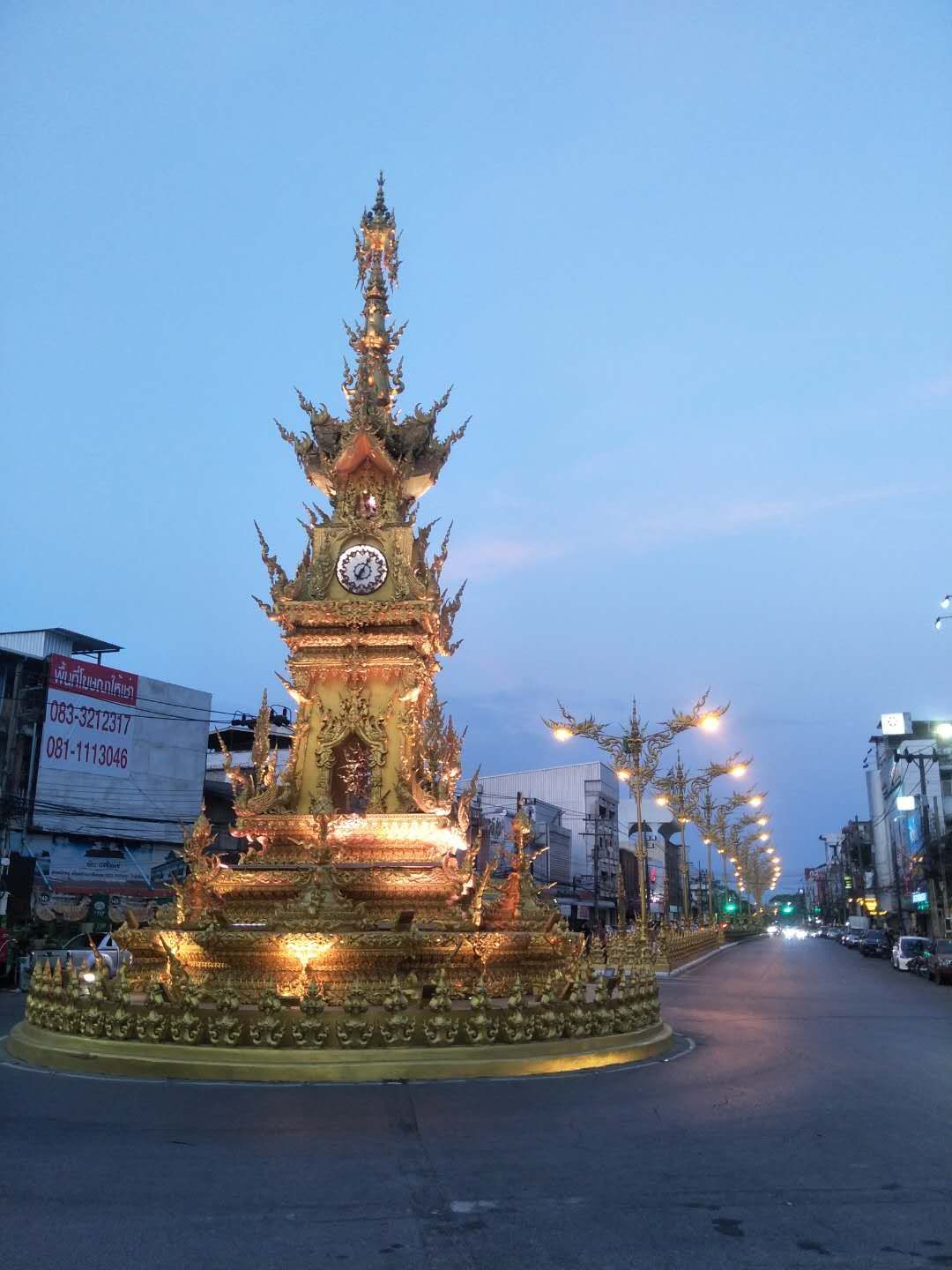 泰国清莱的白庙美的不像人间，里面的 “黄金厕所”也是一绝