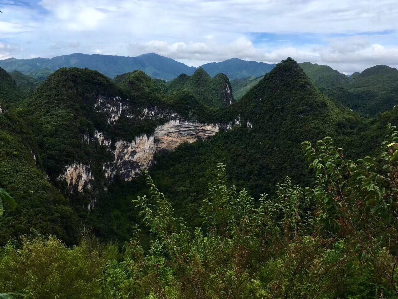 大石圍天坑群】在廣西樂業的崇山峻嶺之中,分佈著眾多天坑,大石圍在