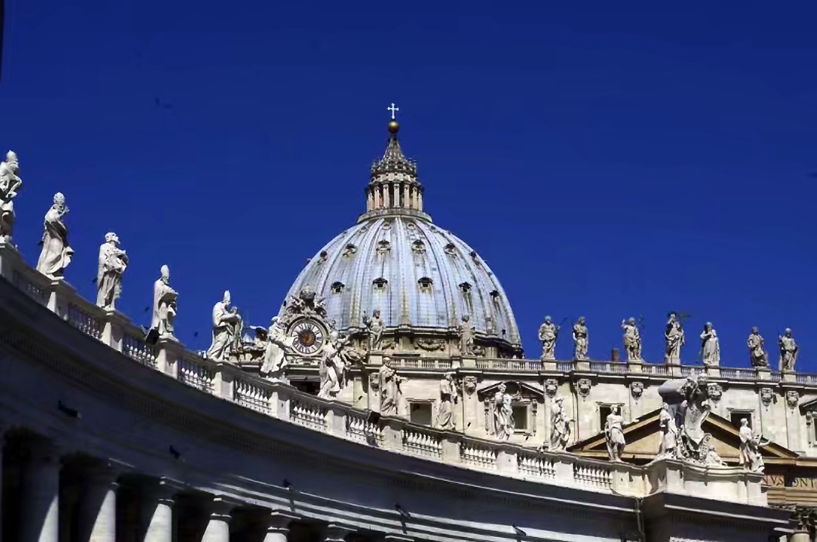 梵蒂冈-圣彼得大教堂-内部欣赏：米开朗琪罗的穹顶、贝尔尼尼的青铜华盖、诸圣雕像【多图欣赏】 - 知乎
