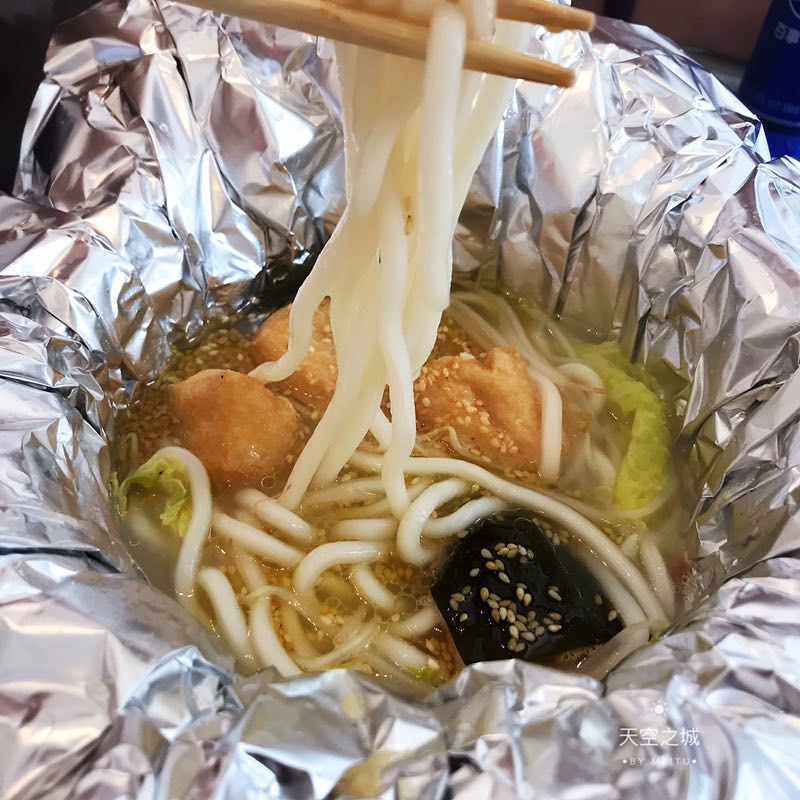 
店员推荐「锡纸海鲜花甲粉」他家的招牌!