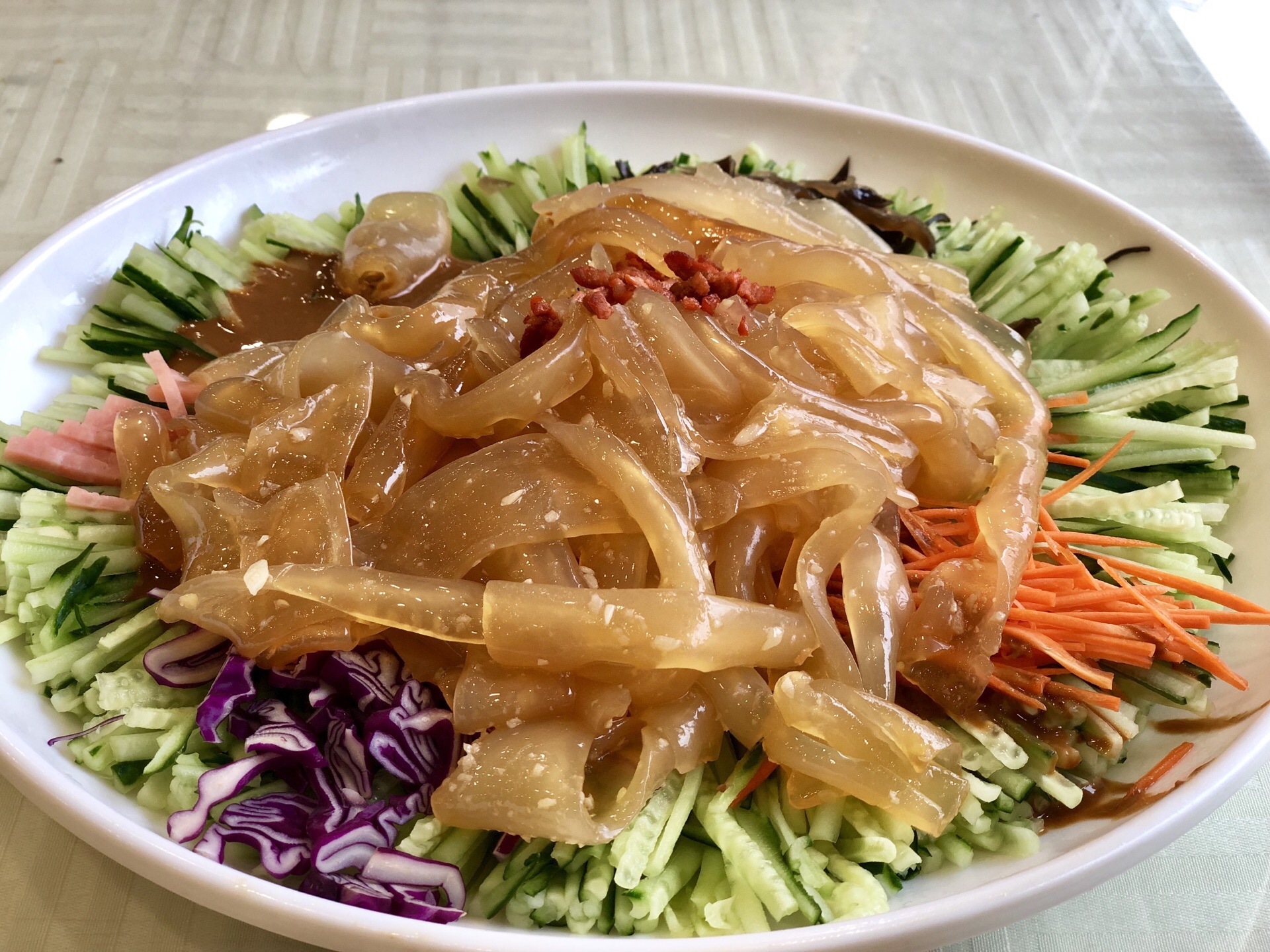 很多东北特色菜我们三个人点了一个东北大拉皮一个拌牛肚丝份量十足