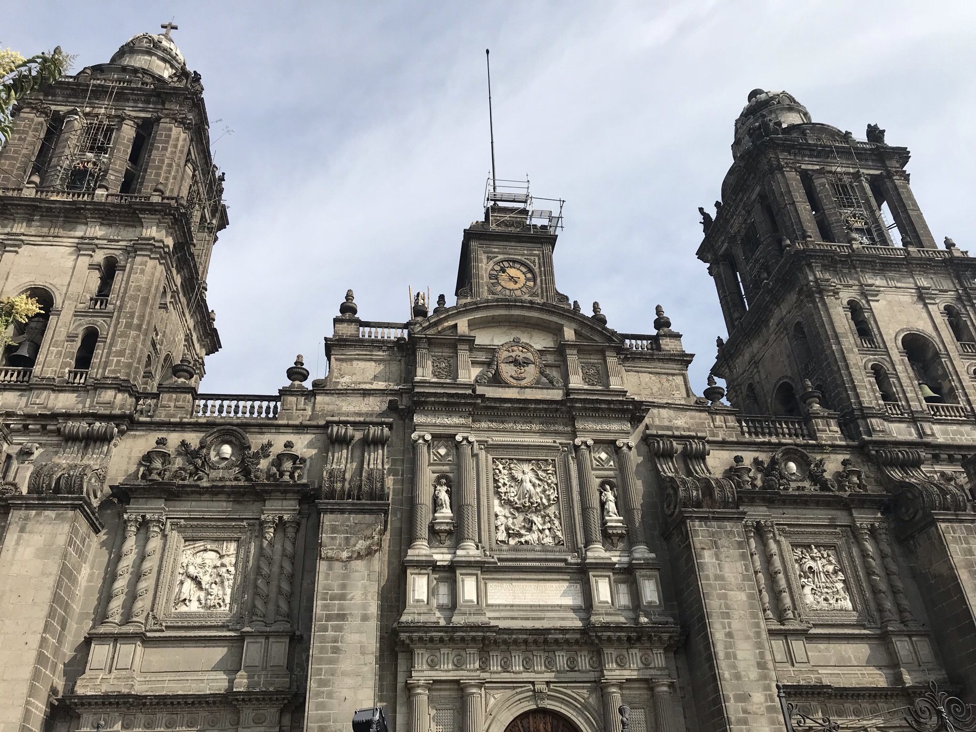 【携程攻略】墨西哥城墨西哥城大教堂景点,新古典主义风格，内有17个天使神龛、音响很好：外部两个钟楼顶部的石…