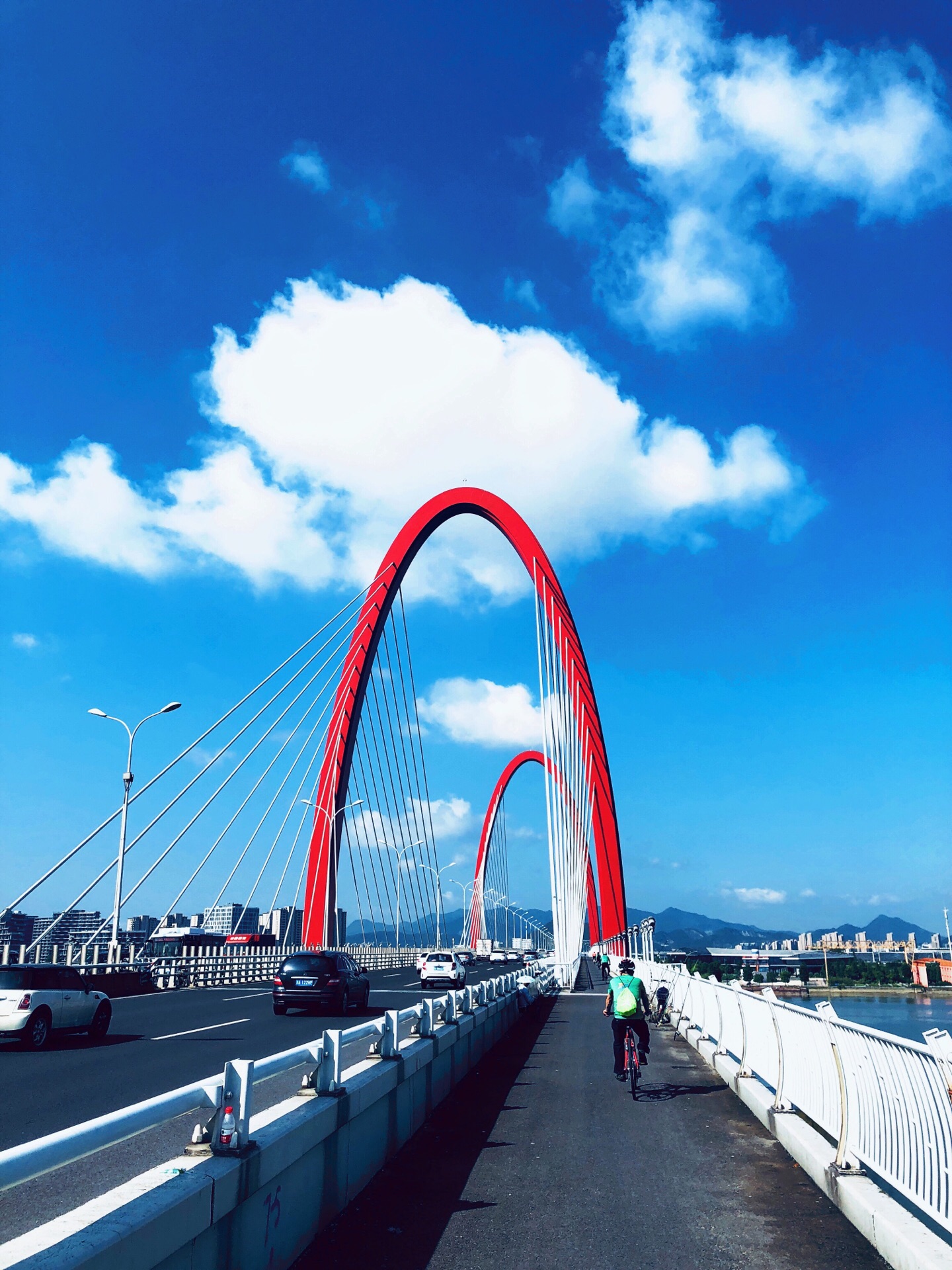 彩虹桥又叫之江大桥,是跨钱塘江连接富阳区和滨江区的交通要道!