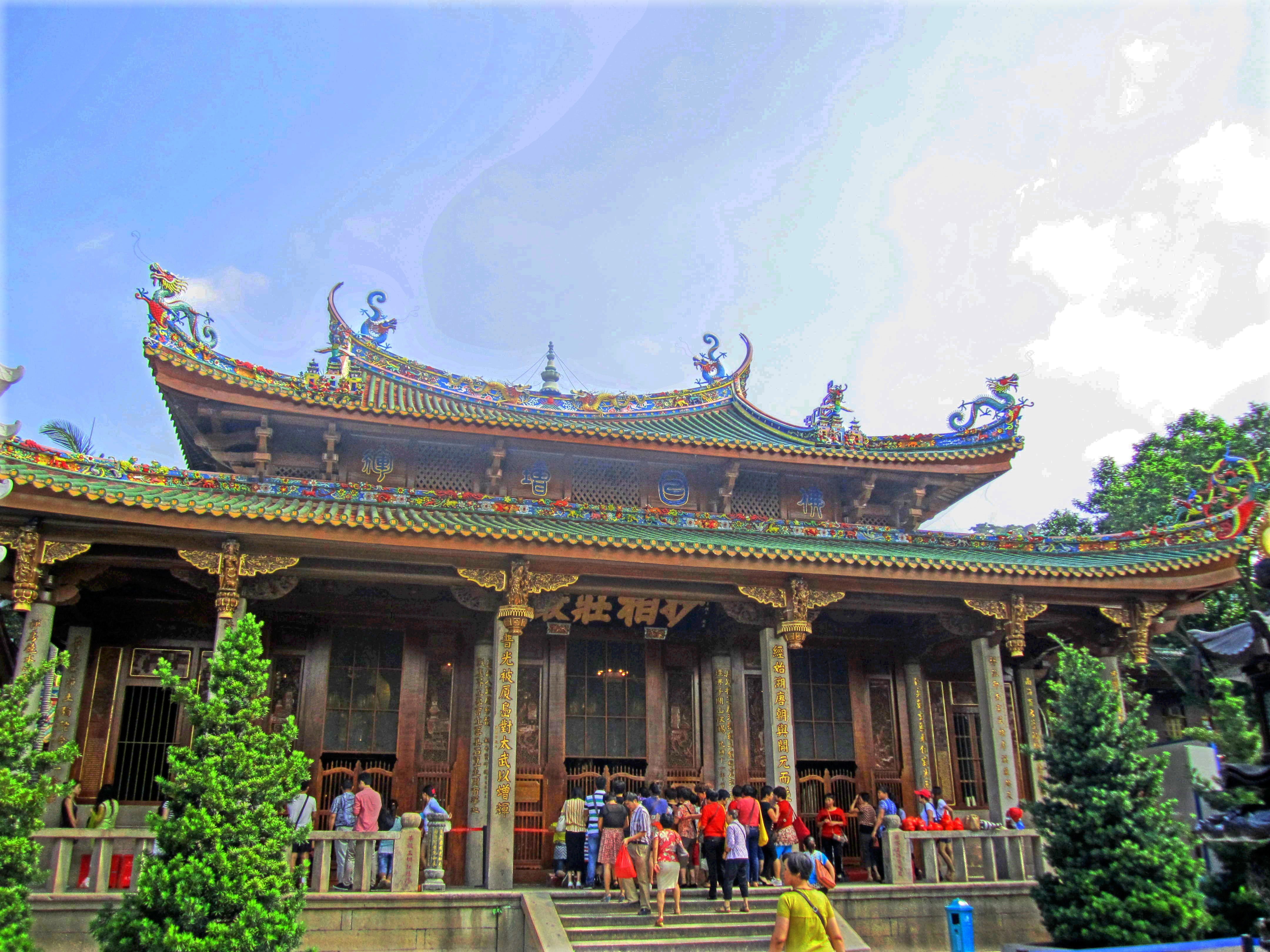 是厦门著名古刹,依山面海,中轴线主体建筑依次为天王殿,大雄宝殿,大悲