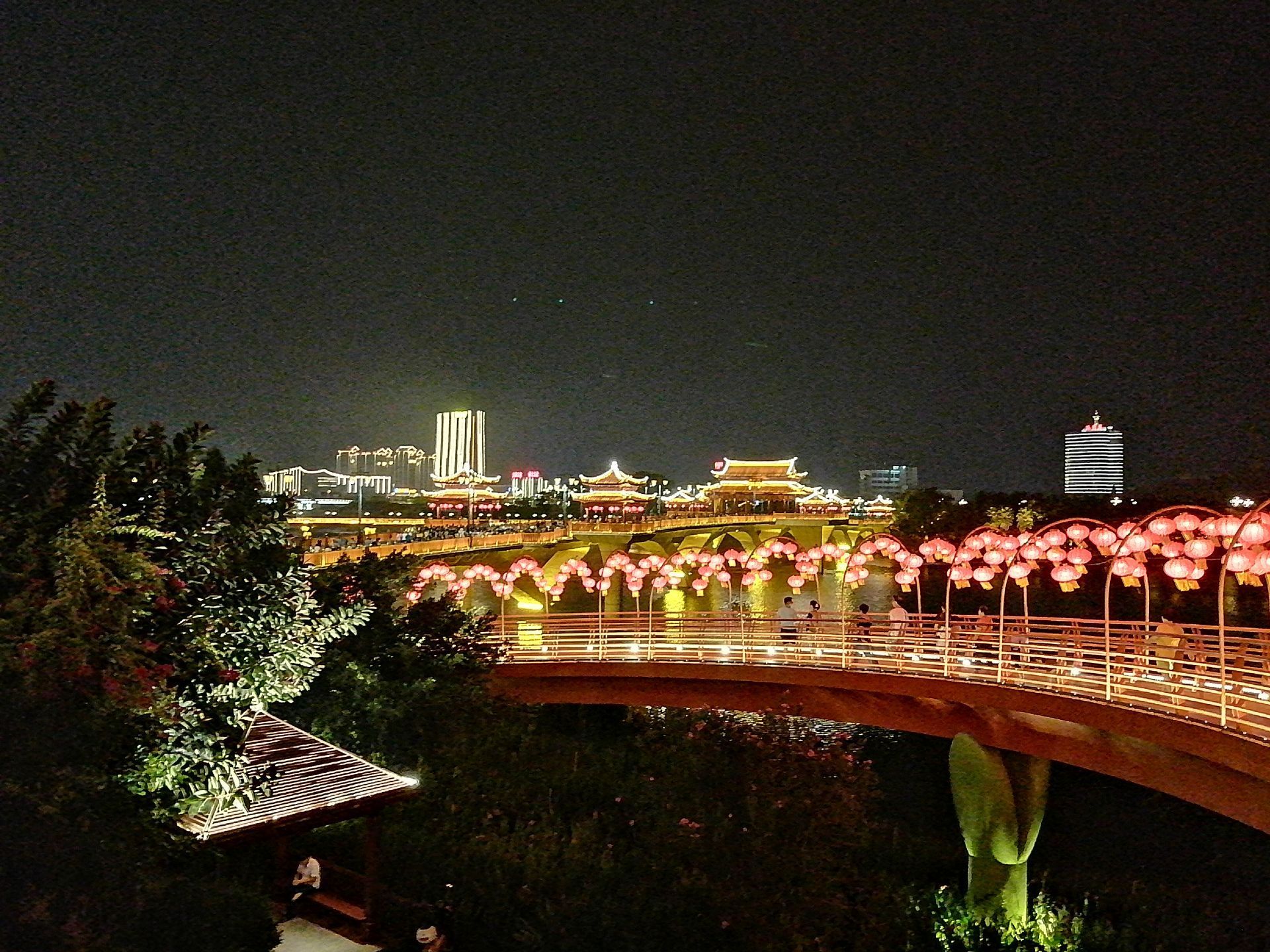 西宁南山寺夜景图片